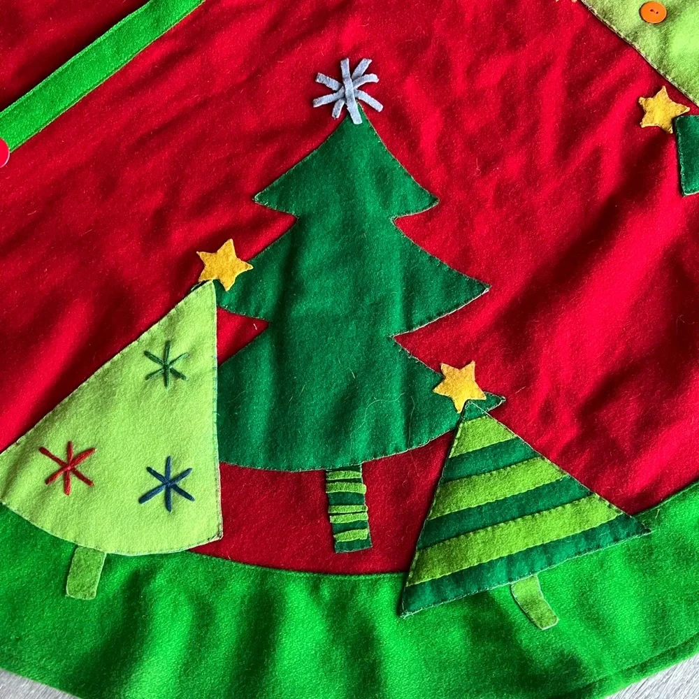 CRATE & BARREL 52 Inches Round Tie Close Red/Ivory Jolly Tree Skirt Wool Blend